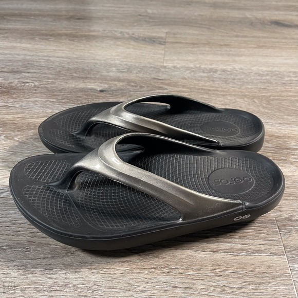 Oofos Women's Ooriginal Slippers Sandals Recovery Flip Flops 9	Blk/Metallic Gray - Picture 2 of 8